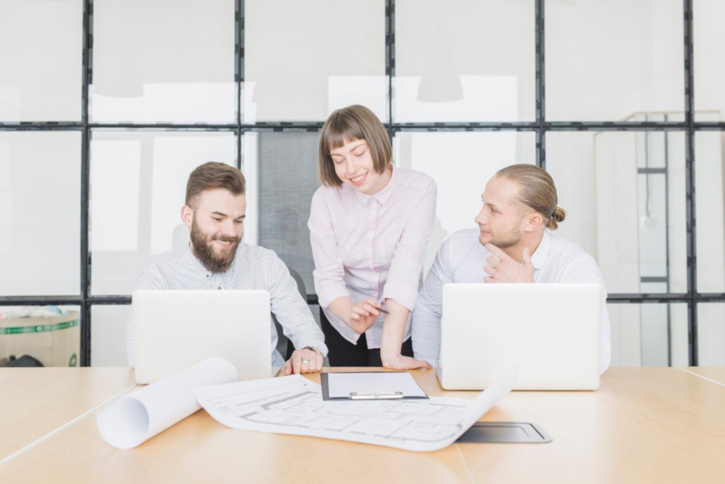 Komplexe Finanzcharts und Risikomodelle auf modernen Bildschirmen in unserem Analysezentrum